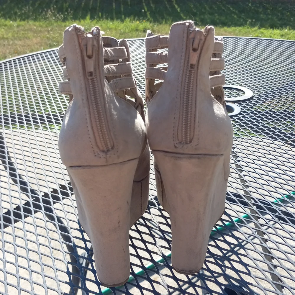 Guess tan platform gladiator shoes women's size 8.5